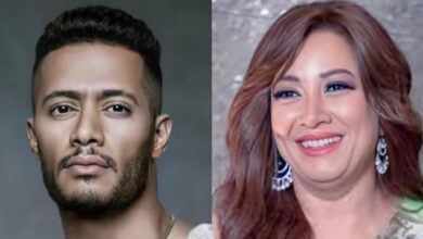 هكذا رد محمد رمضان على فنانه ذكرته بماضيه وأعاد محمد رمضان نشر تصريح انتصار وعلق عليه قائلا: "كنت أبحث عن وظيفة يا انتصار .. الآن الوظيفة تبحث عني"". رحلة الفنان المصري محمد رمضان لم تكون على الاطلاق وردية حتى طريقه إلى النجومية ، والمشكلات العديدة التي تحملها لينال فرصته. ولعل أحد هذه المواقف هو الموقف الذي روته الفنانة المصرية انتصار ، عندما كانت ضيفة في برنامج تلفزيوني تسرد ما حدث في مسرح البالون منذ سنوات عديدة، في ذلك الوقت ، كانت تؤدي مسرحية مع الراحل إبراهيم نصر والمخرج محسن حلمي عندما فوجئت بزيارة في وقت متأخر من الليل من ثنائي شاب يحملا حقيبة ظهر على أكتافهما.. وكان الشاب الهزيل يطلب من انتصار مساعدته في الحصول على فرصة لإبراز مواهبه ، كما أكد لها أنه يتجول في المسرح بحثًا عن فرص العمل والتمثيل. الجدير بالذكر ان انتصار لم تجد أمامها سوا أن تقبل طلب الشابان ، وطلبت فقط إذن من المخرج والممثل الرئيسي ، فهي كانت شغوفة بالثنائي ، وترفض إحراجهما أو إخراجهما من المسرح ، وتسعى جاهدة لتقديم ما لديهما لتقديمه. فما كان من المخرج إلا أن يوافق، وبالفعل وافق المخرج على منحهم بضع دقائق لعرض موهبتهم ، وبعد أن انتهوا ، أشادت بفوزهم وأكدت لهم أنهم يمتلكون موهبة حقيقية ، ثم غادروا المسرح. ثم تمر الأيام والسنين، وأثناء دورة من أحد دورات مهرجان القاهرة السينمائي الدولي، يلتقيان الفنانين في المهرجان، ومن ثم قام محمد رمضان بتذكير الفنانة أنتصار بالموقف الذي حدث بينهم منذ عدة سنوات في المسرح، وكيف تصرفت انتصار مع هذا الموقف وقتها. وحرص محمد رمضان على الرد على كلام الفنانة انتصار من خلال مواقع التواصل الاجتماعي، وذلك بعدما قامت انتصار بنشر كلامها السابق عن الموقف، ورد رمضان قائلًا" كنت بدور على شغل يا انتصار .. لوقتي الشغل بيدور عليا".