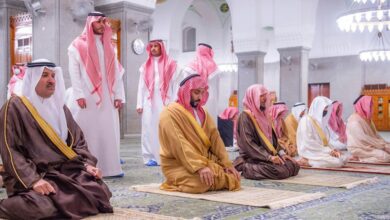 ولي العهد يزور المسجدين النبوي وقباء ويؤدي الصلاة في الروضة الشريفة ( صور وفيديو )