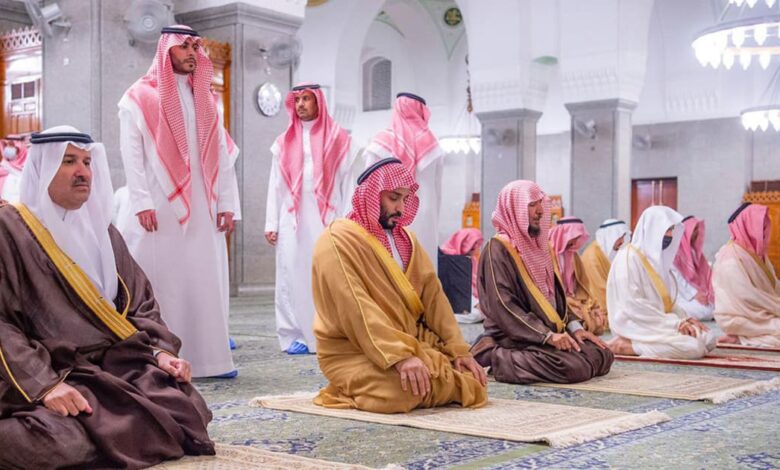 ولي العهد يزور المسجدين النبوي وقباء ويؤدي الصلاة في الروضة الشريفة ( صور وفيديو )