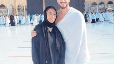 لحظات مؤثرة لسعد لمجرد مع والدته في السعودية.. يقبل يدها على المسرح وتؤدي العمرة معه